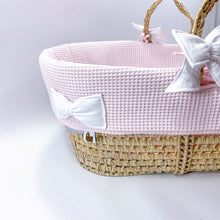 Afbeelding in Gallery-weergave laden, Mozes wiegbekleding - roze wafel - witte strikjes - gevoerd - hoes