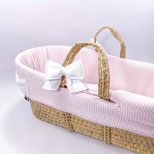 Afbeelding in Gallery-weergave laden, Mozes wiegbekleding - roze wafel - witte strikjes - gevoerd - hoes