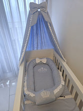 Afbeelding in Gallery-weergave laden, Babynestje Noah met kroontje in lichtblauw linnen met broderie &amp; strik - landelijk
