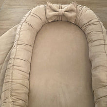 Afbeelding in Gallery-weergave laden, Babynestje Suedine Strik  sahara beige  strikken boxkleed
