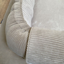 Afbeelding in Gallery-weergave laden, Babynestje Tatum in zand beige ribvelours en bamboe badstof
