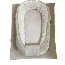 Afbeelding in Gallery-weergave laden, Babynestje Tatum in zand beige ribvelours en bamboe badstof
