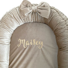 Afbeelding in Gallery-weergave laden, Babynestje Velvet luxury zand champagne strik
