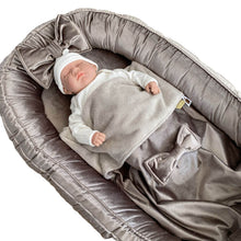 Afbeelding in Gallery-weergave laden, Babydekentje Velvet Strik in fluweel met bamboe in taupe
