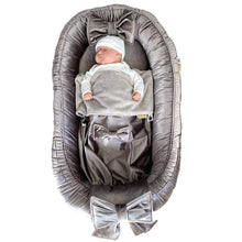 Afbeelding in Gallery-weergave laden, Babydekentje Velvet Strik in fluweel met bamboe in taupe
