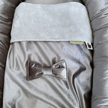 Afbeelding in Gallery-weergave laden, Babydekentje Velvet Strik in fluweel met bamboe in taupe
