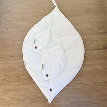 Afbeelding in Gallery-weergave laden, Onderlegger Leaf bladvorm off white box babynestje bed ledikant bamboe
