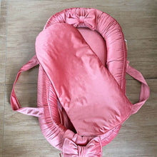 Afbeelding in Gallery-weergave laden, Babynestje Velvet luxury framboos lichtroze strik
