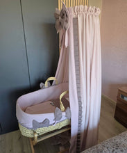 Afbeelding in Gallery-weergave laden, Mozes wiegbekleding Véda - oudroze &amp; taupe wafel jersey - strikjes - hemel
