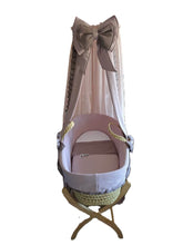 Afbeelding in Gallery-weergave laden, Mozes wiegbekleding Véda - oudroze &amp; taupe wafel jersey - strikjes - hemel
