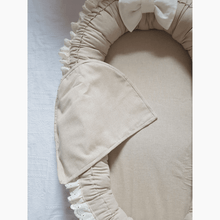 Afbeelding in Gallery-weergave laden, Babynestje Noella zand creme linnen broderie strik landelijk
