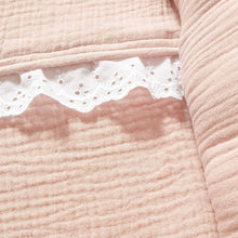 Afbeelding in Gallery-weergave laden, Babynestje Chanty zalm broderie strik landelijk hydrofiel
