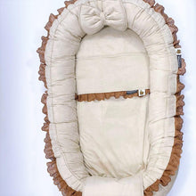 Afbeelding in Gallery-weergave laden, Babynestje Novee beige bruin suedine broderie strik direct leverbaar
