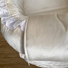 Afbeelding in Gallery-weergave laden, Babynestje Richelle ecru licht beige luxury velvet broderie strik
