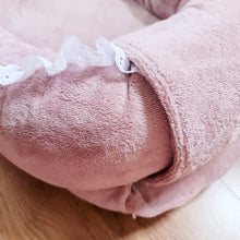 Afbeelding in Gallery-weergave laden, Babynestje Silva oudroze broderie strik landelijk bamboe in 4 kleuren
