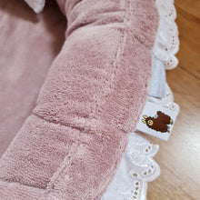 Afbeelding in Gallery-weergave laden, Babynestje Silva oudroze broderie strik landelijk bamboe in 4 kleuren
