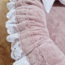 Afbeelding in Gallery-weergave laden, Babynestje Silva oudroze broderie strik landelijk bamboe in 4 kleuren
