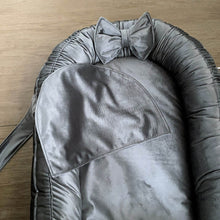Afbeelding in Gallery-weergave laden, Babynestje Velvet luxury donkergrijs grijs strik fluweel
