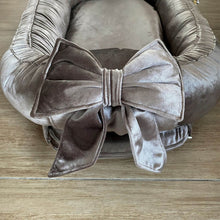 Afbeelding in Gallery-weergave laden, Babynestje Velvet luxury taupe bruin/grijs strik
