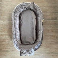 Afbeelding in Gallery-weergave laden, Babynestje Velvet luxury taupe bruin/grijs strik
