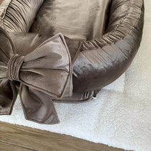 Afbeelding in Gallery-weergave laden, Babynestje Velvet luxury taupe bruin/grijs strik
