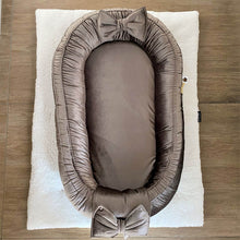 Afbeelding in Gallery-weergave laden, Babynestje Velvet luxury taupe bruin/grijs strik
