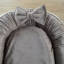 Afbeelding in Gallery-weergave laden, Babynestje Velvet luxury taupe bruin/grijs strik
