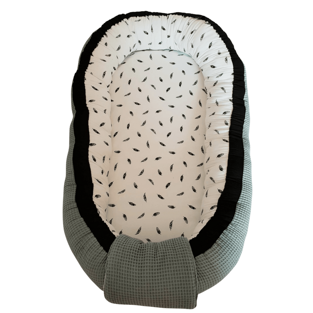 Babynestje Julian sapphire oudgroen wafel monochrome veertjes