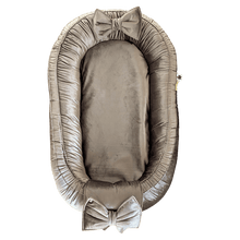 Afbeelding in Gallery-weergave laden, Babynestje Velvet luxury taupe bruin/grijs strik
