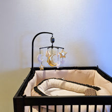 Afbeelding in Gallery-weergave laden, Babydekentje Jaimy-zand-zwart-ruffles-plooirand-ruches-goud-bamboe
