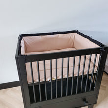 Afbeelding in Gallery-weergave laden, Babydekentje Jaimy-zand-zwart-ruffles-plooirand-ruches-goud-bamboe
