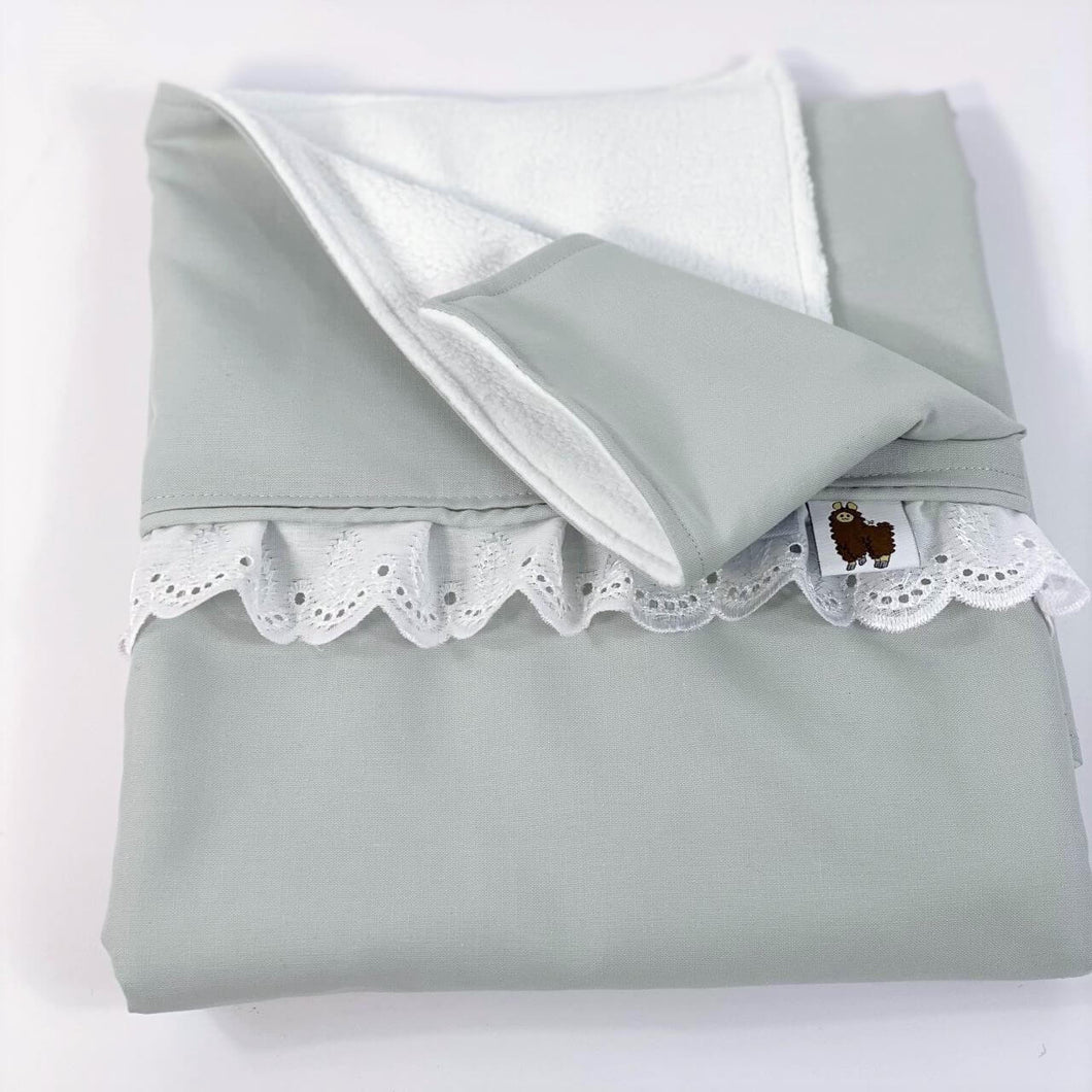 Babydekentje Dakota - lichtgrijs - wit - broderie - landelijk - kant