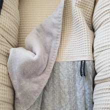 Afbeelding in Gallery-weergave laden, Babydekentje Dexter - grijs - zand - wafel - kabel - bamboe fleece
