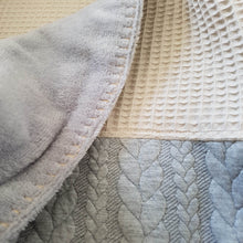Afbeelding in Gallery-weergave laden, Babydekentje Dexter - grijs - zand - wafel - kabel - bamboe fleece
