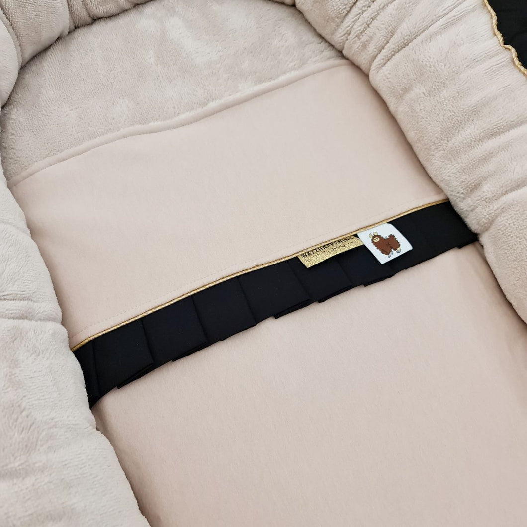 Babydekentje Jaimy-zand-zwart-ruffles-plooirand-ruches-goud-bamboe