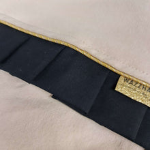 Afbeelding in Gallery-weergave laden, Babydekentje Jaimy-zand-zwart-ruffles-plooirand-ruches-goud-bamboe
