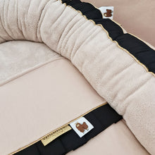 Afbeelding in Gallery-weergave laden, Babydekentje Jaimy-zand-zwart-ruffles-plooirand-ruches-goud-bamboe
