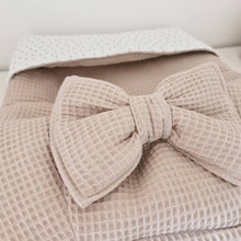Afbeelding in Gallery-weergave laden, Dekje Nina Bow - zand - offwhite - goud - wafel - strik
