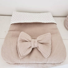 Afbeelding in Gallery-weergave laden, Dekje Nina Bow - zand - offwhite - goud - wafel - strik
