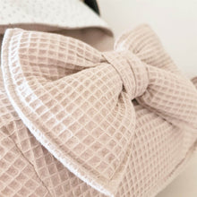 Afbeelding in Gallery-weergave laden, Dekje Nina Bow - zand - offwhite - goud - wafel - strik
