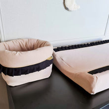 Afbeelding in Gallery-weergave laden, Babydekentje Jaimy-zand-zwart-ruffles-plooirand-ruches-goud-bamboe
