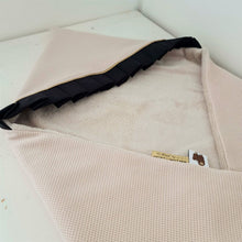 Afbeelding in Gallery-weergave laden, Babydekentje Jaimy-zand-zwart-ruffles-plooirand-ruches-goud-bamboe
