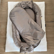 Afbeelding in Gallery-weergave laden, Babynestje Velvet luxury taupe bruin/grijs strik
